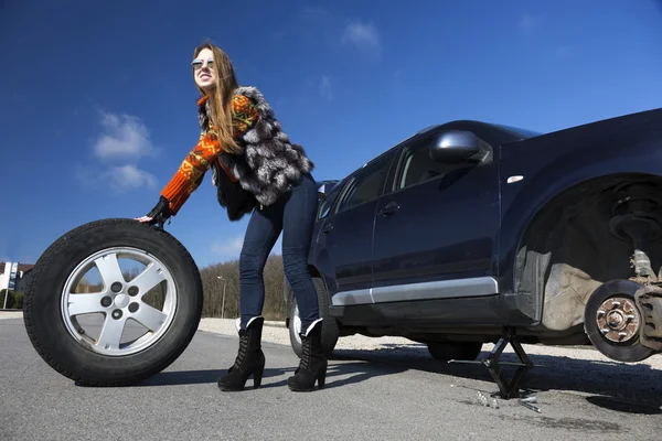 Motorista feminino reparos carro Imagem De Stock