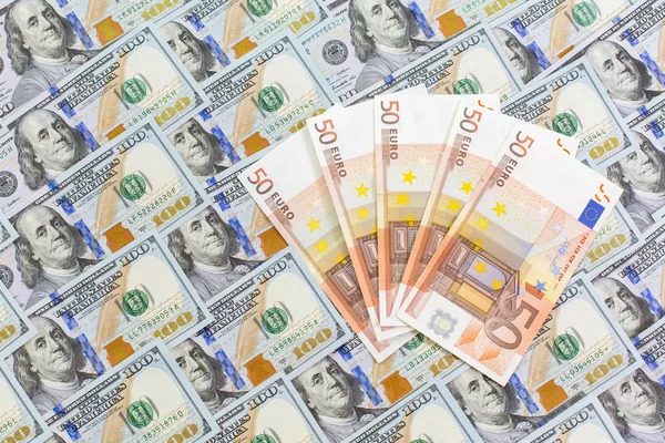 Banconote in contante europee sullo strato di dollari USA — Foto Stock