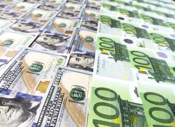 Groot oppervlak bedekt met ons en Europese contant geld notities — Stockfoto