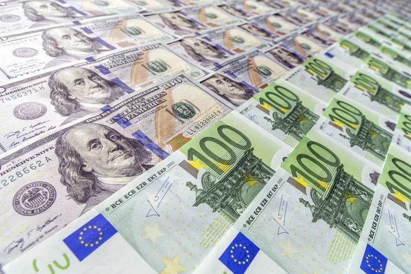 Groot oppervlak bedekt met ons en Europese contant geld notities — Stockfoto