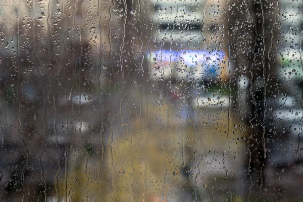 Dešťové kapky na okno - večerní světlo — Stock fotografie