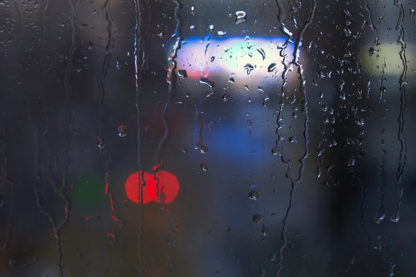 Gotas de lluvia en la ventana - luz nocturna — Foto de Stock