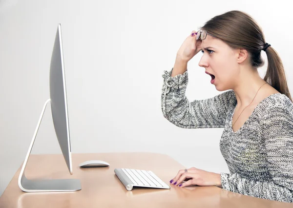 Señora enojada gritando en la pantalla de la computadora —  Fotos de Stock