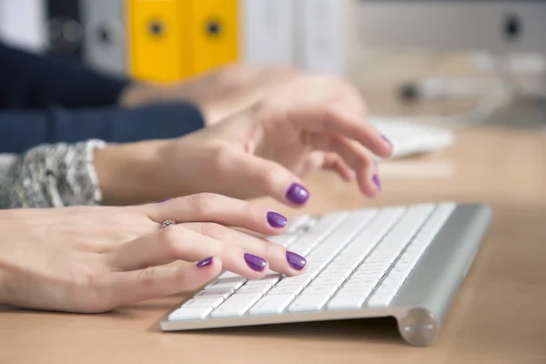 Dedos femeninos escribiendo en el teclado —  Fotos de Stock