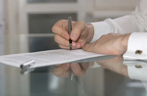 Mann unterschreibt formales Papier — Stockfoto