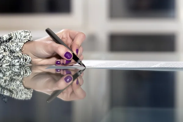 Lady signs formal paper — Stock Photo, Image