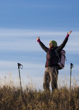 Kadın uzun yürüyüşe çıkan kimse kaldırdı elleriyle