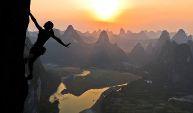 Kadın atlet Çin dağ Sunset'teki silüeti