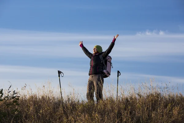 Escursionista femminile con le mani alzate — Foto Stock