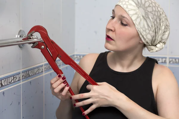 Female plumber doing household work — Stock Photo, Image