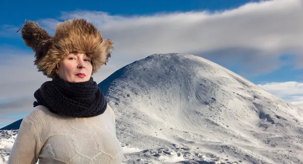 Dama europea vestida con gorra de piel tradicional con orejeras — Foto de Stock