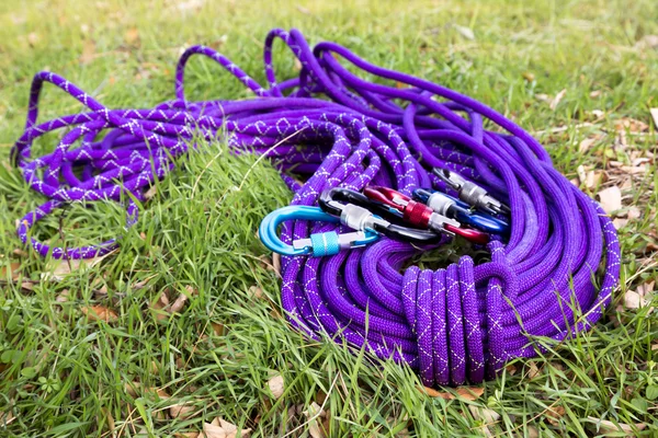 Corda da arrampicata viola su erba verde — Foto Stock