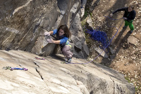 Coppia di alpinisti donna assaltano la parete rocciosa — Foto Stock