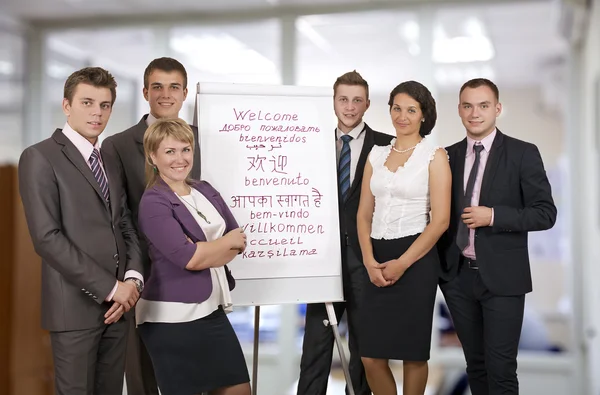 Team aus sechs Unternehmensberatern begrüßt Konferenzteilnehmer — Stockfoto