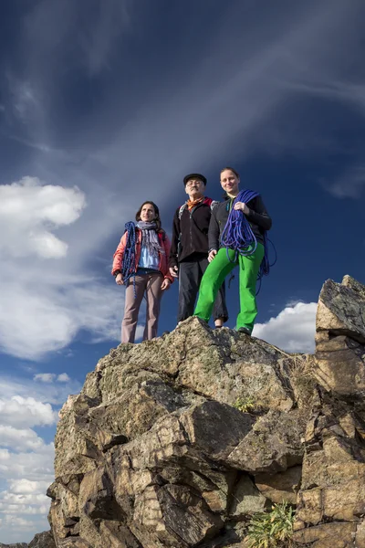 Grupp av klättrare på klippan — Stockfoto