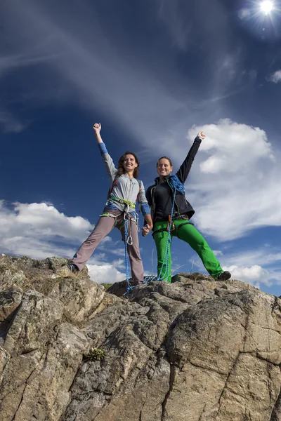 Grup iki mutlu kadın dağcı zafer kutluyor — Stok fotoğraf