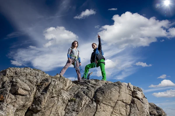 Two female climbers observing the landscape from summit — Stock Photo, Image