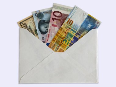 Birkaç yabancı para notları ile beyaz zarf