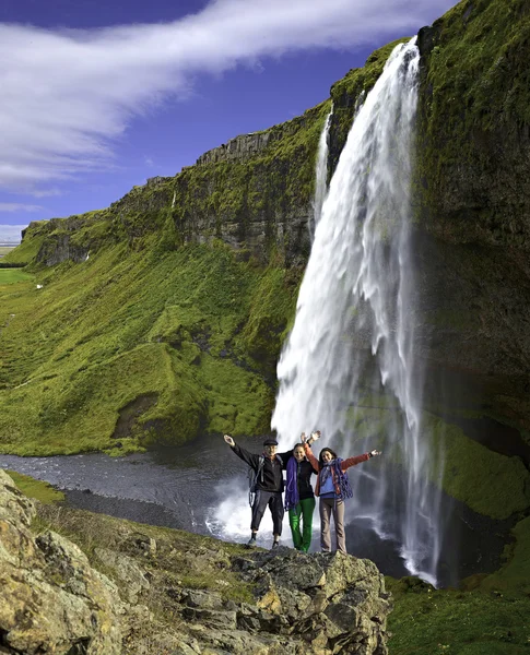 Grupo de escaladores en el fondo de la cascada — Foto de Stock