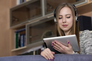 Bayan ile elektronik vasiyetle meşgul