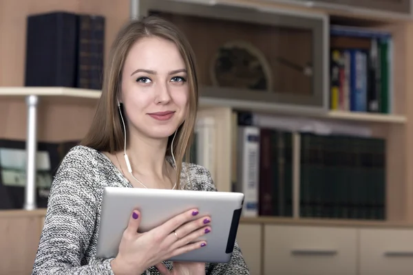 Smiling lady with electronic devise — Stock Photo, Image