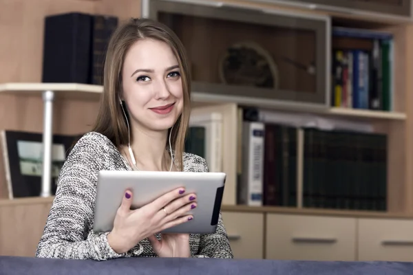 Lächelnde Dame mit elektronischem Gerät — Stockfoto