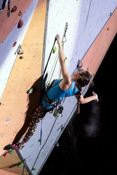 Escaladora feminina na parede de escalada — Fotografia de Stock