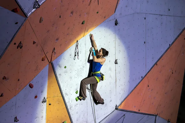 Escaladora feminina na parede de escalada — Fotografia de Stock