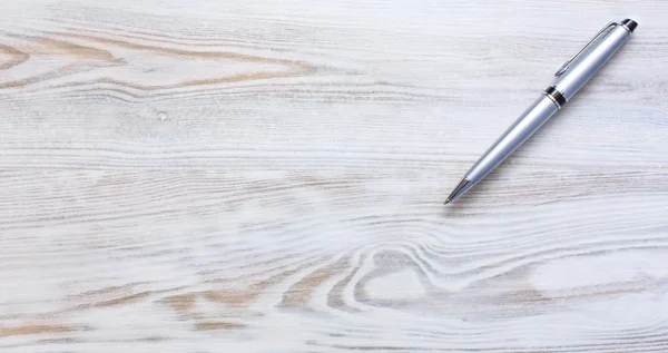 Trädbevuxna skrivbord med executive stil penna — Stockfoto