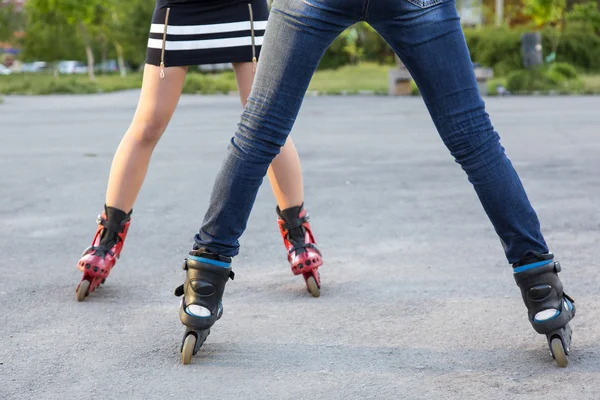 Cuerpos de dos patinadoras —  Fotos de Stock