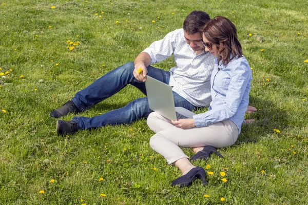 Jóvenes haciendo ejercicio — Foto de Stock