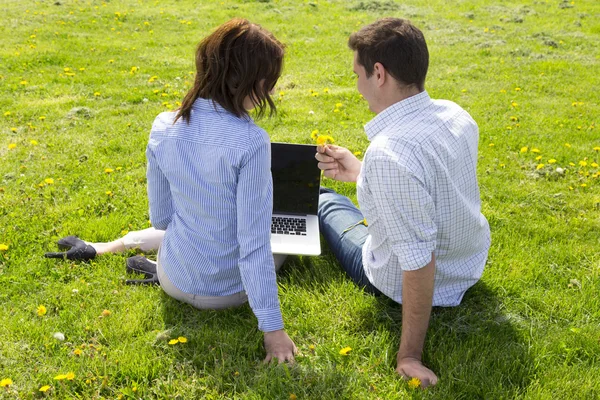 Young people working out — Stock Photo, Image