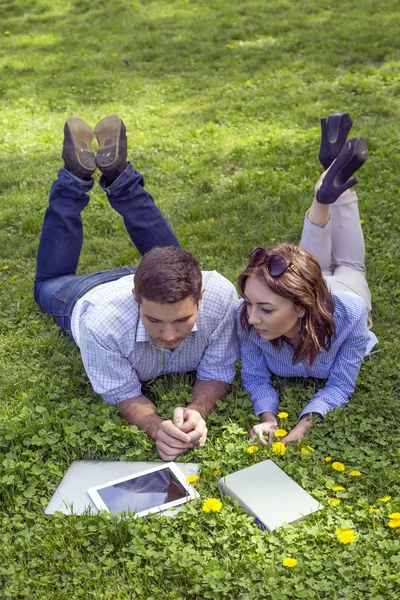 Jovens a trabalhar — Fotografia de Stock