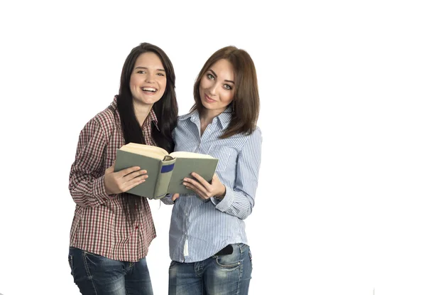 Junge Frauen lesen Buch auf weißem Hintergrund — Stockfoto