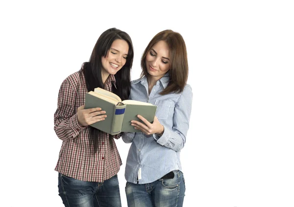 Junge Frauen lesen Buch auf weißem Hintergrund — Stockfoto