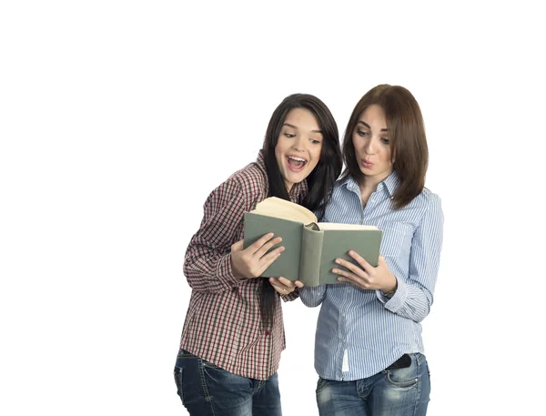 Junge Frauen lesen Buch auf weißem Hintergrund — Stockfoto