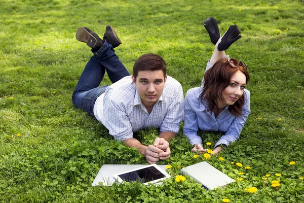 Jóvenes haciendo ejercicio — Foto de Stock