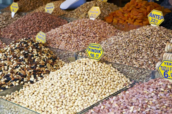 Eastern bazaar - nuts and raisins — Stockfoto