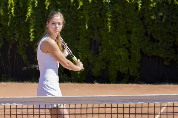 Young tennis athlete ready to return a ball — Zdjęcie stockowe