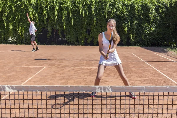 Zwei Athleten auf dem Tennisplatz — Stockfoto
