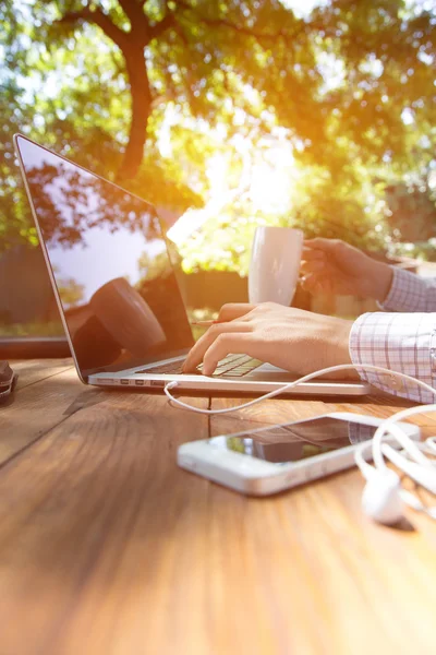 Homme d'affaires travaillant en plein air — Photo