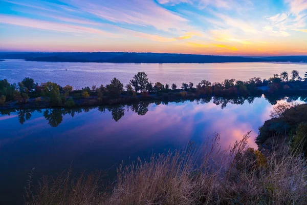 Prachtvoller Sonnenaufgang über ungewöhnlicher Wasserlandschaft — Stockfoto