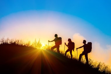 Üç kişi aile siluetleri tatil