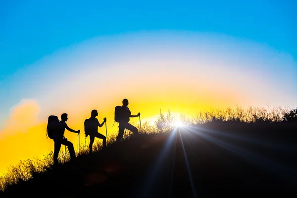 Menschen treffen Sonnenaufgang auf einer Teambuilding-Sitzung — Stockfoto