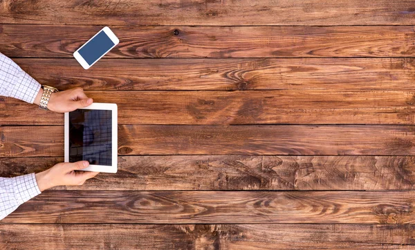 Holding adam tablet Pc vintage el yapımı ahşap masa başında oturan