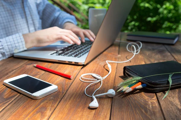 Homem braços digitando no teclado na mesa de madeira natural — Fotografia de Stock