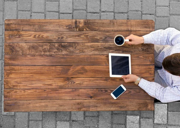 Antika ahşap kafeterya masada çalışan serbest çalışan adam