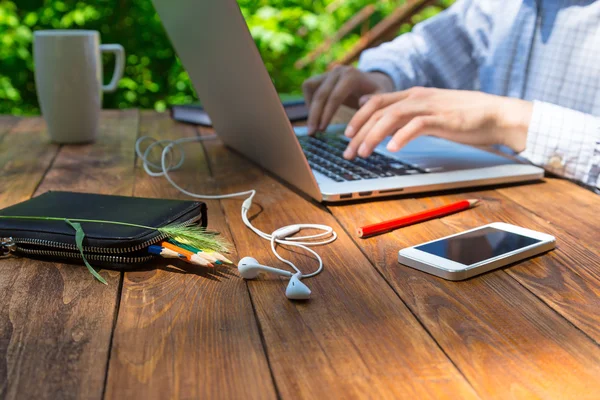 Doğal parke Danışma klavyeden yazarak adam silah