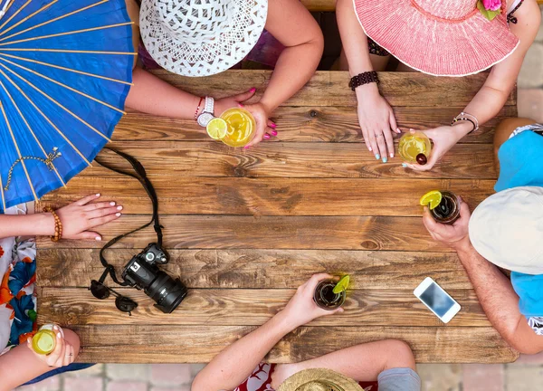 Jovens relaxantes com coquetéis no terraço do café — Fotografia de Stock