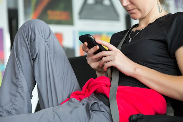 Lady holding telephone — Stockfoto